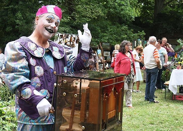 Clown Helmi alias Helmut Besser vom Helmi-Self-Theater begrüßte die zahlreichen Gäste.