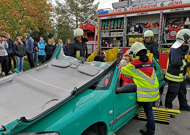 Für die Rettung des Fahrers, gespielt von Student Friedemann Zumbusch, hoben die Feuerwehrleute sogar das Dach des Unfallwagens ab.