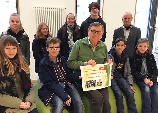Die Schüler des Holzland-Gymnasiums in Hermsdorf übergaben Prof. Felix Zintl (mitte), Vorsitzender der Kinderhilfestiftung e.V. Jena, den Erlös ihres Sponsorenlaufs in Höhe von 4.500 Euro.