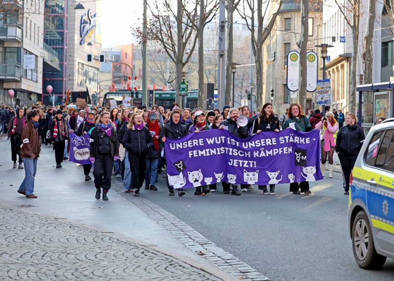 Hunderte Menschen demonstrieren in Jena am Weltfrauentag für Gleichberechtigung.
