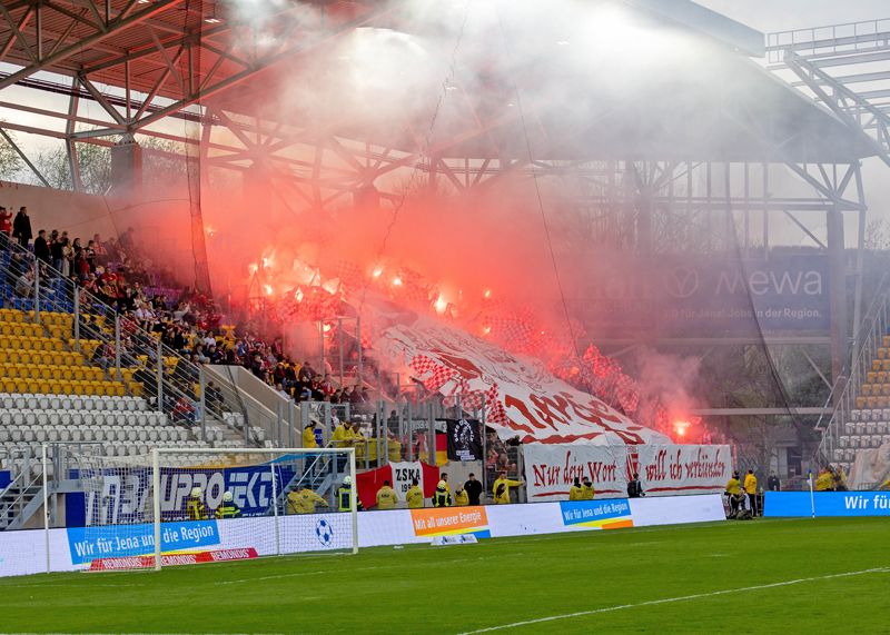 Mehrere Bengalos wurden im Cottbuser Fanblock gezündet.