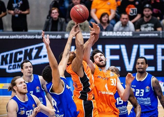 Jeder Ball war hart umkämpft im Kellerduell zwischen dem Gastgeber vom Mitteldeutschen BC und den Gästen von Science City Jena.