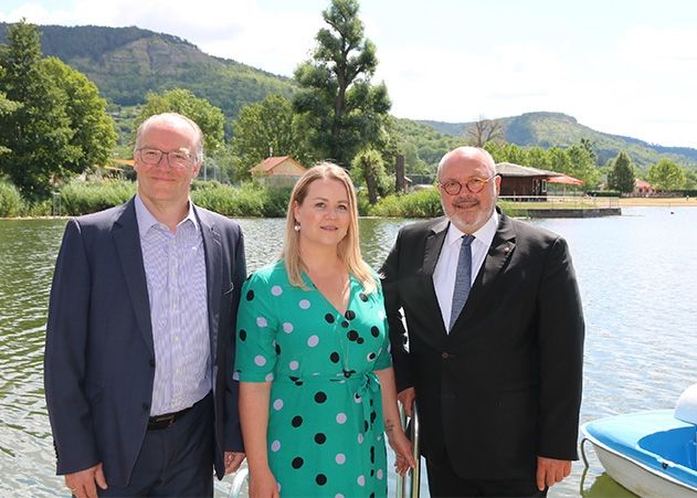 „Wir werden diesen partnerschaftlichen Weg weitergehen und intensivieren“: Darin sind sich Thomas Dirkes, der Geschäftsführer der Stadtwerke Jena, Susan Zetzmann, die Geschäftsführerin der beiden Bäder-Gesellschaften und Jörg Reichl, Bürgermeister von Rudolstadt (v.l.) einig.