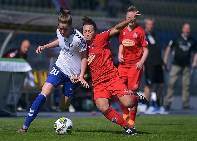 Die Jenaerin Lara Schmidt (links) gegen die Kölnerin Lidija Kulis im Bundesliga-Spiel FF USV Jena gegen 1. FC Köln im Ernst-Abbe-Sportfeld.