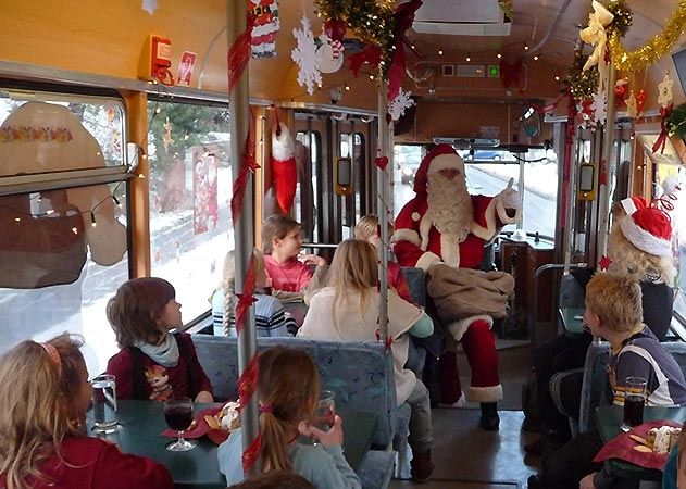 Mit der Straßenbahn und dem Weihnachtsmann quer durch Jena.