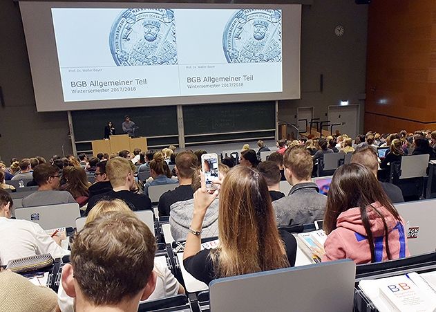 Zum heutigen Vorlesungsbeginn füllen sich die Hörsäle und Räume der Friedrich-Schiller-Universität Jena wieder mit insgesamt rd. 18.000 Studierenden, darunter eine Höchstzahl von internationalen Studierenden.