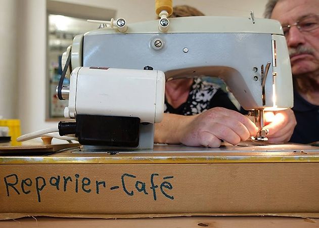 Die Damen vom Nähteam helfen gern bei löchrigen Jeans und anderen kaputten Kleidungsstücken.