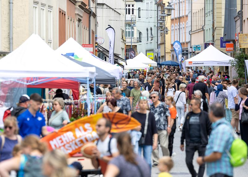 Bei sommerlichen Temperaturen strömten wieder Hunderte Besucher herbei, um einen Tag voller Musik, Spiel und kulinarischer Genüsse zu erleben.