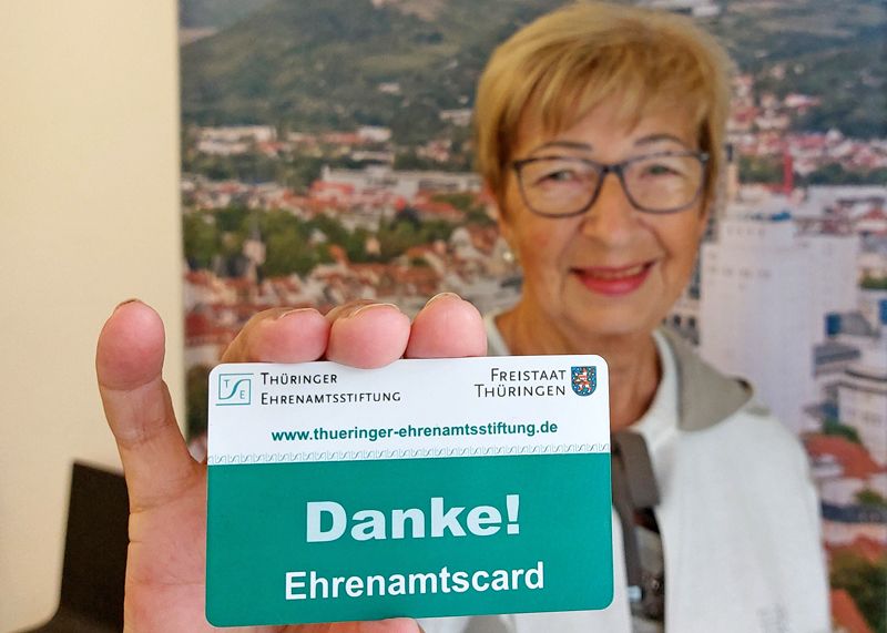 Elisabeth Wackernagel, Vorsitzende des Ehrenamtsbeirats, präsentiert die EhrenamtsCard, mit der freiwillige Helferinnen und Helfer Ermäßigungen in verschiedenen Einrichtungen erhalten.