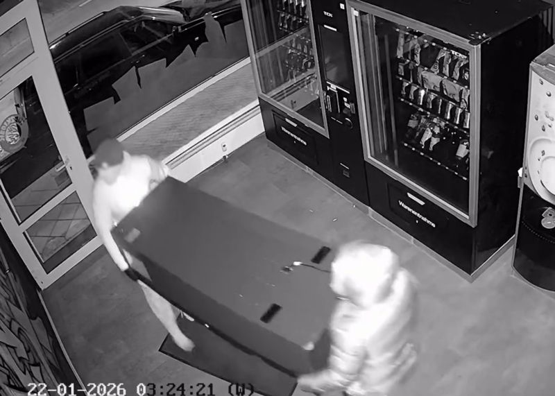 Wie ein Möbelstück wuchten die Diebe den Zigarettenautomaten aus dem Laden.