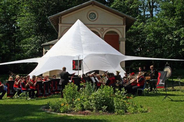 Das Picknickkonzert eröffnet auch in diesem Jahr wieder den „Drackendorfer Konzertsommer“. Die Brass Band BlechKLANG gehört inzwischen zu den TOP 10 der Deutschen Brass Band Szene.