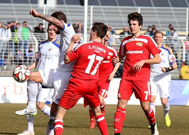 Jenas Alexander Hettich im Zweikampf mit dem Unioner Leonard Brenneisen.