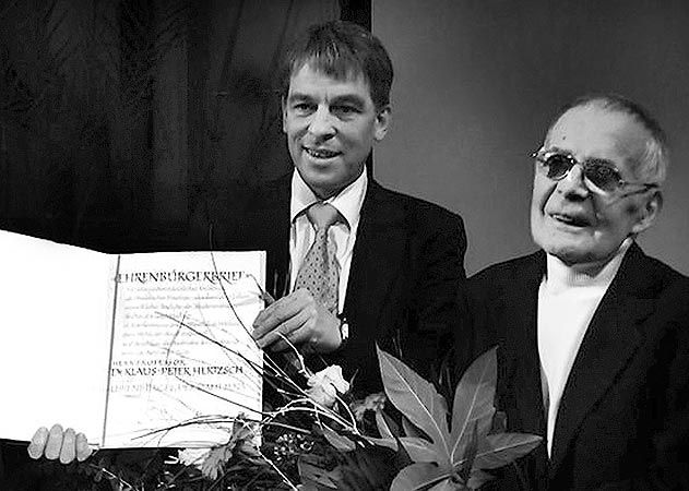 Der Theologe und Dichter Klaus-Peter Hertzsch stirbt im Alter von 85 Jahren. Im Bild: Oberbürgermeister Schröter und Klaus-Peter Hertzsch (re.) 2011 bei der Verleihung der Ehrenbürgerwürde.