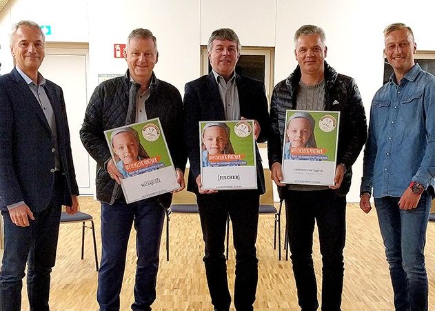 v.l.n.r.: Ralf Biedermann (Verkaufsleiter Audi Autohaus Fischer GmbH), Thomas Heß (Geschäftsführer Thüringer Waldquell Mineralbrunnen GmbH), Holger Fischer (Geschäftsführer der Autohaus Fischer GmbH), Steffen Glaubrecht (Geschäftsführer „collective avantgarde corporate finance GmbH“ in Jena) und Marcus Köhler (Fundraising & Kommunikation Kinderhospiz Mitteldeutschland).