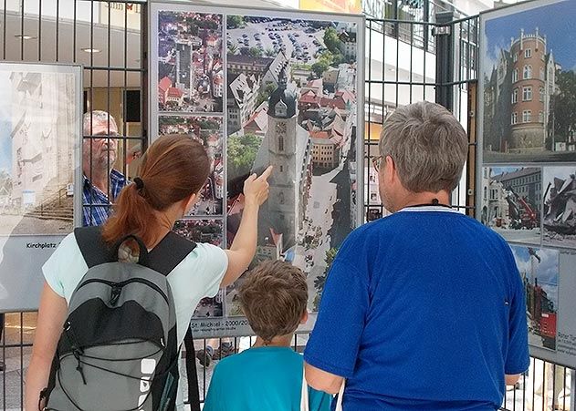 Fotoausstellung des UNIFOK in der Goethe Galerie: Über 200 historische und aktuelle Fotografien zeigen den Wandel des Jenaer Stadtzentrums in den letzten 100 Jahren.