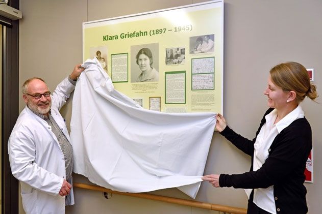 Prof. Ekkehard Schleußner, Direktor der Klinik für Geburtsmedizin, enthüllte heute gemeinsam mit Klara Griefahns Urenkelin Maria Löschau die Erinnerungstafel an der Wochenstation.
