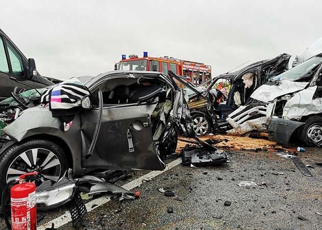 Auf der A4 ist es am Montagnachmittag zu einem schweren Unfall mit 17 Fahrzeugen gekommen.