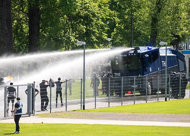 Die Polizei ging mit Pfefferspray und Wasserwerfern gegen die Randalierer vor.