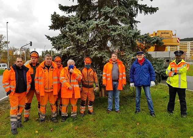 Gemeinsam mit Mitstreitern vom Kommunalservice Jena und JenKran wurde heute der traditionelle Weihnachtsbaum in Jena-Lobeda aufgestellt.