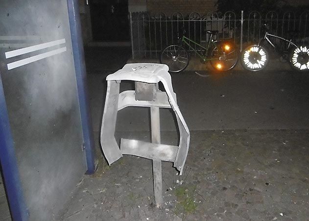 Letzte Nacht wurde der Papierkorb an der Straßenbahnhaltestelle Spittelplatz gesprengt.