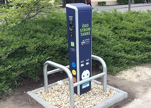 Die Stadtwerke Jena haben in dieser Woche eine zweite Elektro-Ladesäule auf dem Eichplatz installiert.