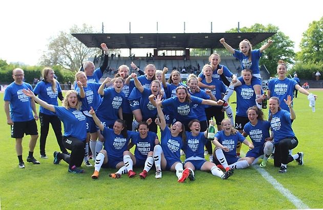 Grenzenloser Jubel im Saarland: Der FF USV Jena ist durch einen klaren 4:0-Auswärtssieg gegen Saarbrücken zurück in der 1. Frauen Bundesliga.