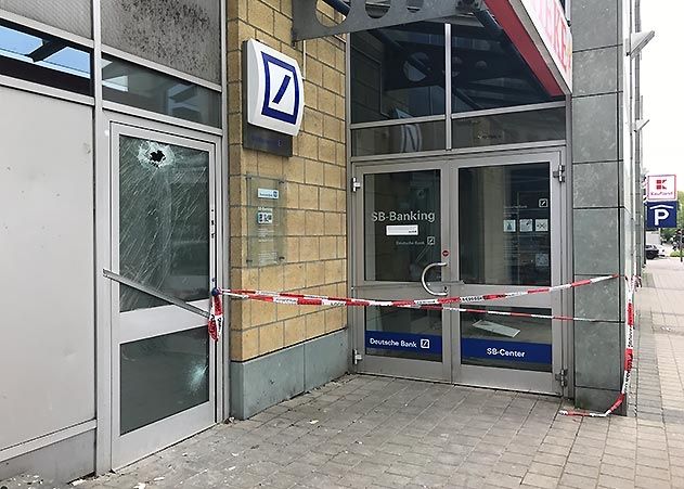 In dieser SB-Filiale der Deutschen Bank in Lobeda-West sind am frühen Samstagmorgen zwei Geldautomaten gesprengt worden.