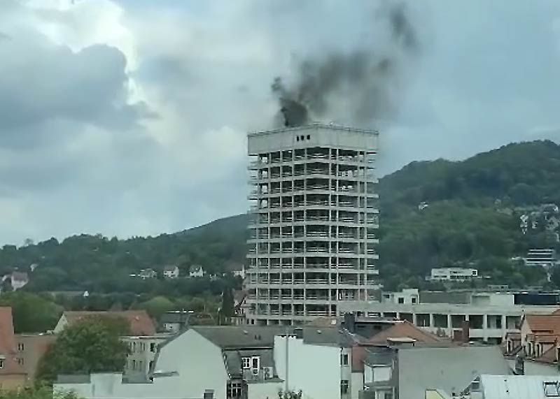 Eine meterhohe Rauchwolke stieg plötzlich über dem Rohbau auf.