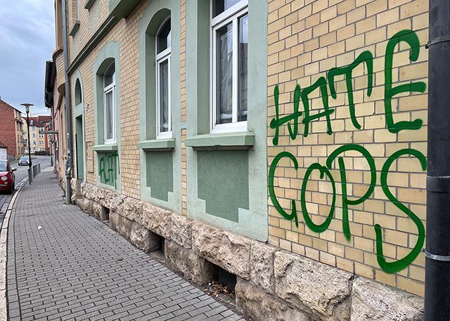 Gleich mehrere Häuser in Jena sind mit Graffiti beschmiert worden, die der linken Szene zuzuordnen sind.
