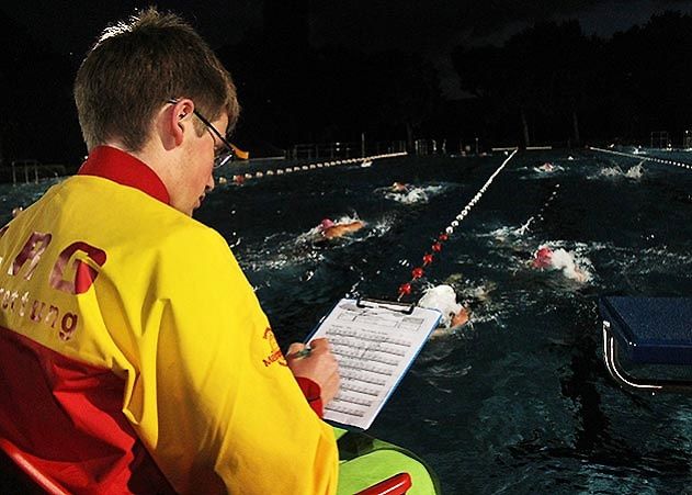 Zwölf Stunden lang gilt es hier, die längste Strecke schwimmend hinter sich zu bringen.