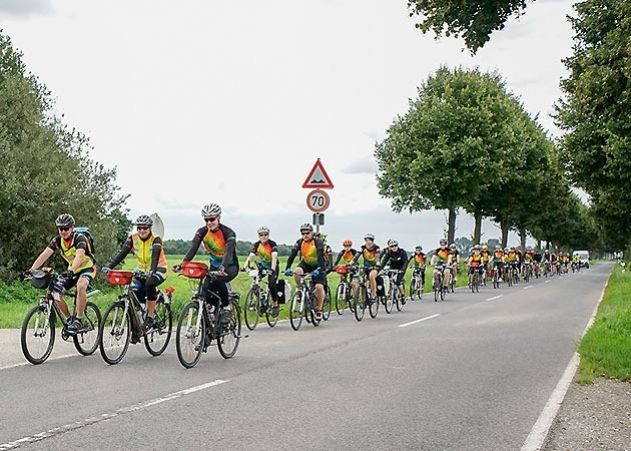 Seit 18. August besuchen die 45 Teilnehmer der diesjährigen Regenbogenfahrt krebskranke Kinder – morgen (24.8.) machen sie Halt am UKJ.