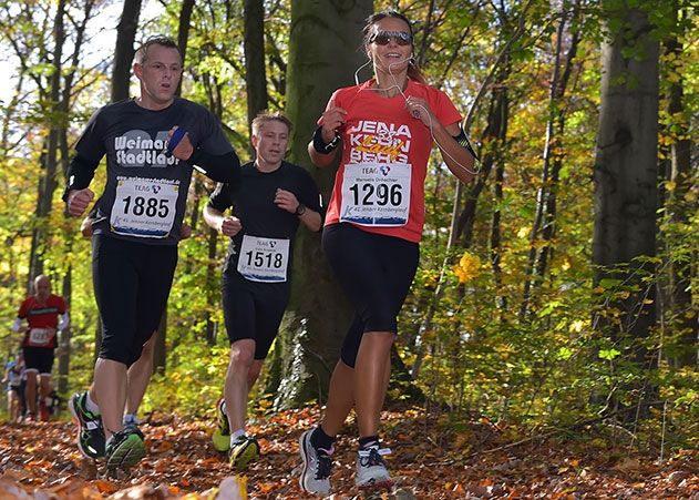 Bei herrlichem Herbstwetter ging es durch einen bunten Blätterwald hoch auf die Kernberge.