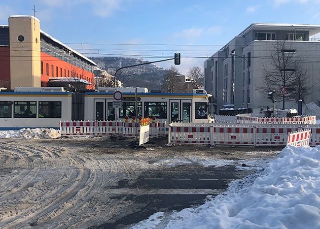 Die Linien 1 und 4 der Straßenbahn in Jena verkehren nun wieder planmäßig. Auch in Jena-Nord nahe der Stelle der Fernwärme-Havarie an der Kreuzung Altenburger Straße / Dornburger Straße / Naumburger Straße fahren die Bahnen wieder.