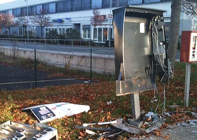 Unbekannte haben am Samstagabend einen Zigarettenautomaten aufgesprengt und einen Sachschaden von rund 4.000 Euro angerichtet. Die Polizei sucht Zeugen.