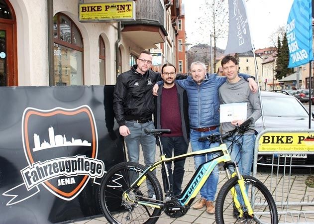 v.l.n.r.: Roy Franke von der Fahrzeugpflege Jena, Thomas Liehr und Ronny Fieber vom Lionsclub Jena-Paradies sowie Peter Michalak vom Bike Point Jena freuen sich das E-Bike an die Gewinnerin zu überbringen.