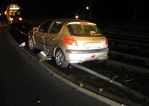 Mit seinem Auto von der Straße abgekommen und im Gleisbett gelandet ist am frühen Sonntagabend ein 37-Jähriger auf der Erlanger Allee in Jena-Lobeda.