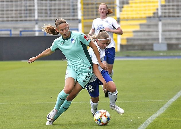 Im Zweikampf: Sarai Linder (Hoffenheim) und Vanessa Fudalla (Jena).