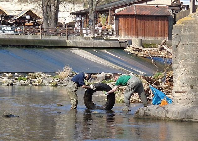 Das Saaleufer wird am kommenden Samstag zwischen Maua, der alten Burgauer Brücke und Griesbrücke von Müll und Schrott befreit.