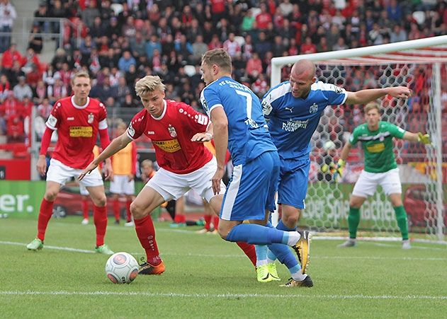 Das Drittligaspiel zwischen dem FC Carl Zeiss Jena und dem FC Rot-Weiß Erfurt wird am 25. Februar vor ausverkauftem Haus stattfinden. Das Hinspiel in Erfurt (Foto) hatte Jena mit 0:1 verloren.