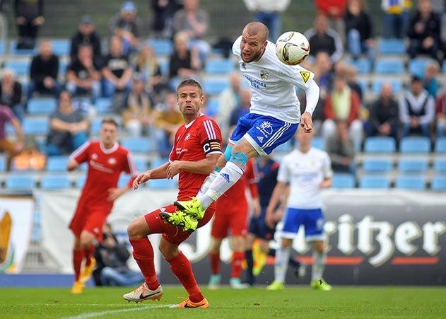 Der Jenaer Manfred Starke (rechts) gegen den Neustrelitzer Steve Müller im Spiel FC Carl Zeiss Jena gegen TSG Neustrelitz im Ernst-Abbe-Sportfeld.