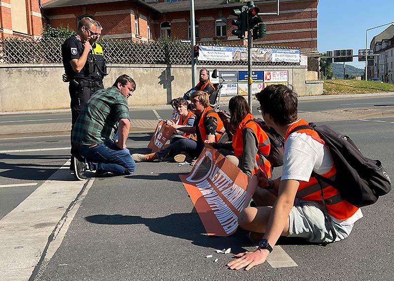 In Jena kleben radikale Umweltschützer auf der Kreuzung Ecke Knebelstraße/Fischergasse.