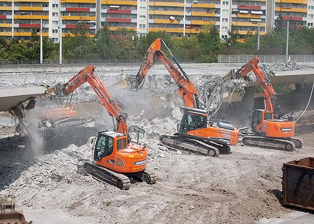 Mit drei Hydraulikhämmern - auch „Specht“ genannt - wird das Mittelfeld der Brücke in Neulobeda abgerissen.