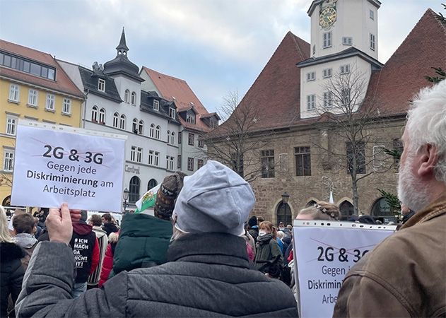 Rund 500 Menschen protestierten auf dem Marktplatz in Jena gegen die derzeitigen Corona-Regeln.