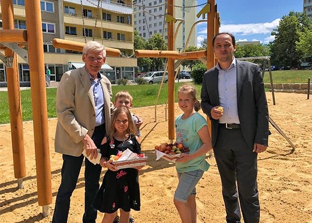 Gemeinsam mit Schülern der Saaletal-Schule eröffneten Jenas Bürgermeister Christian Gerlitz (r.) und Lobedas Ortsteilbürgermeister Volker Blumentritt am Allendeplatz in Lobeda-Ost einen neuen Spielplatz.