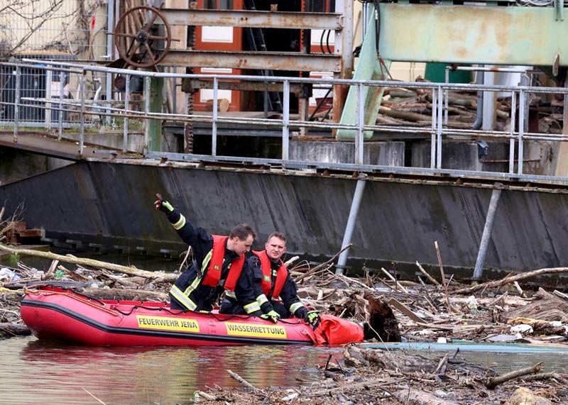 Die Feuerwehr holte das Kanu mit den persönlichen Sachen aus dem Wasser.