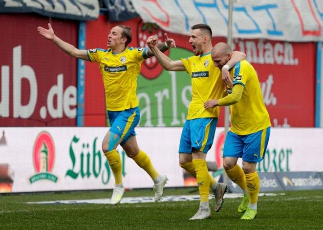 Grenzenloser Jubel: Der FC Carl Zeiss Jena kann nach 1992 endlich wieder drei Punkte aus dem Ostsee-Stadion entführen.