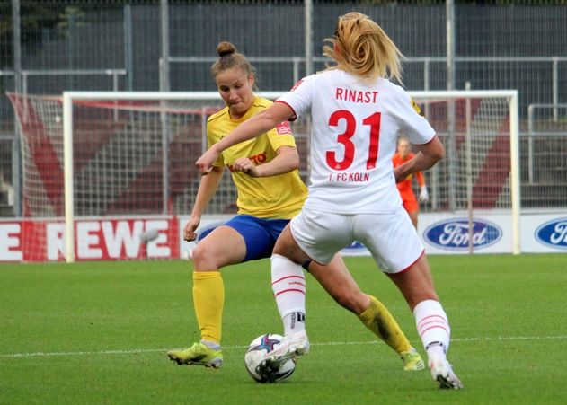 Jenas Nicole Woldmann (l.) im Zweikampf mit der Kölnerin Rachel Rinast.