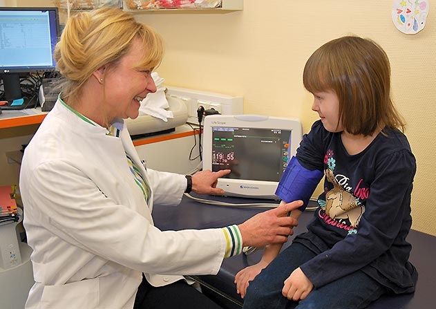 Privat-Dozentin Dr. Ulrike John bei einer Untersuchung in der UKJ-Kinderklinik. Die Medizinerin leitet den Arbeitsbereich „Pädiatrische Nephrologie“ (Kinder-Nierenerkrankungen) der Klinik.