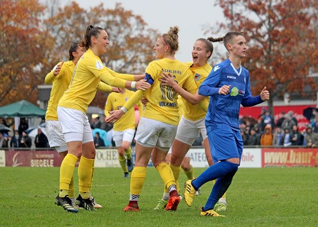 Anna Weiß, Verena Volkmer und Nicole Woldmann jubeln nach dem 1:0 in der 70. Minute.