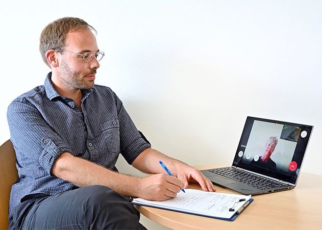 Psychotherapeut Benjamin Möller bei der Videosprechstunde.